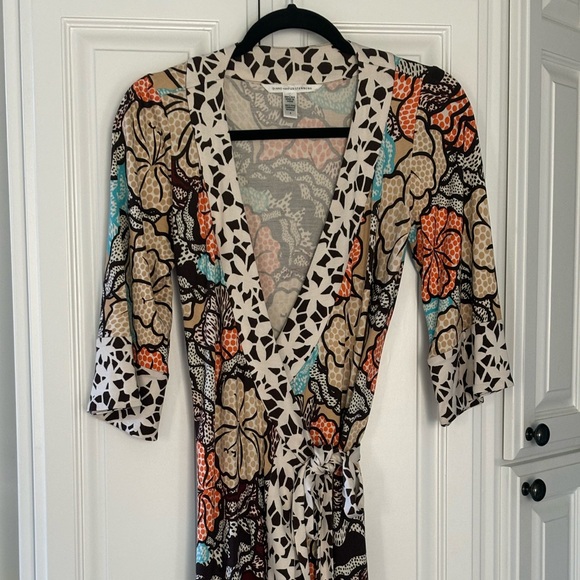 Diane Von Furstenberg Dresses & Skirts - Diane von Furstenberg 100% Silk Brown and Orange Wrap Dress Size 6